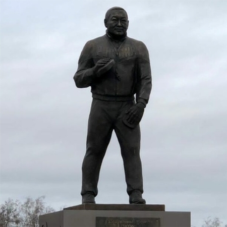 Памятник заслуженному тренеру Артуру Пахомову, Нюрбинский улус