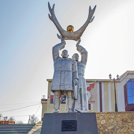 Памятник М.П. Тарабукину и В.П. Бертину – первооткрывателям золотого Алдана, Алданский район
