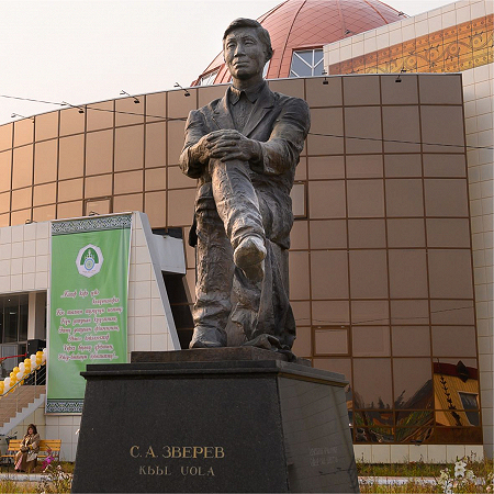 Памятник народному певцу Сергею Звереву Кыыл уола, Сунтарский улус